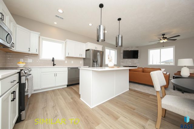 2421 E Caolinn Pl Place, Brandon, SD 57005