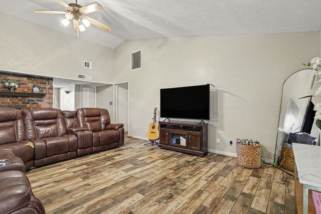 3916 Longmeadow Way, Fort Worth, TX 76133