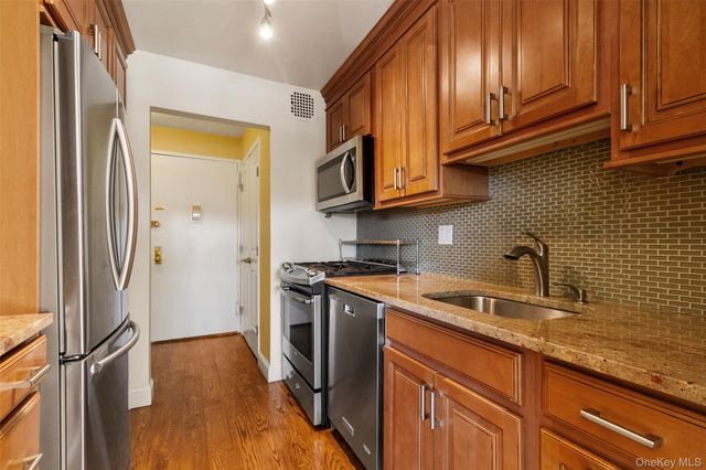 100 Diplomat Drive 5H, Mount Kisco, NY 10549