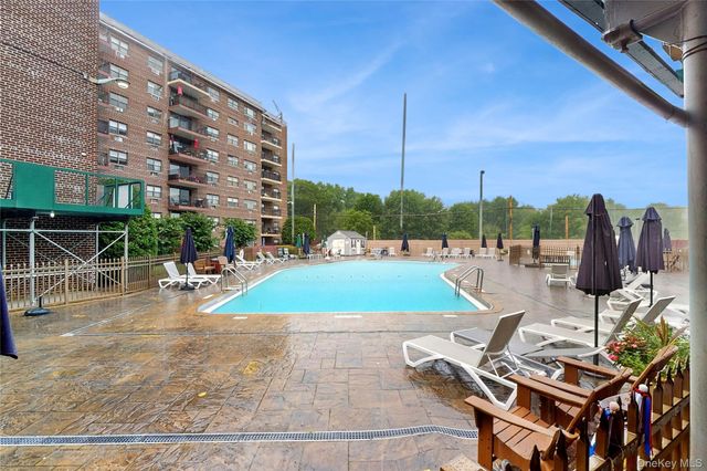 100 Diplomat Drive 5H, Mount Kisco, NY 10549