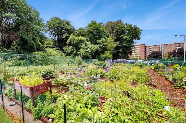 100 Diplomat Drive 5H, Mount Kisco, NY 10549