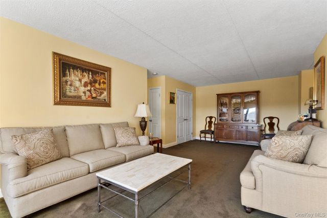 100 Diplomat Drive 5H, Mount Kisco, NY 10549