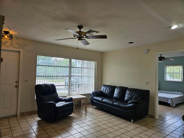 5531 S 37th Street, Greenacres, FL 33463