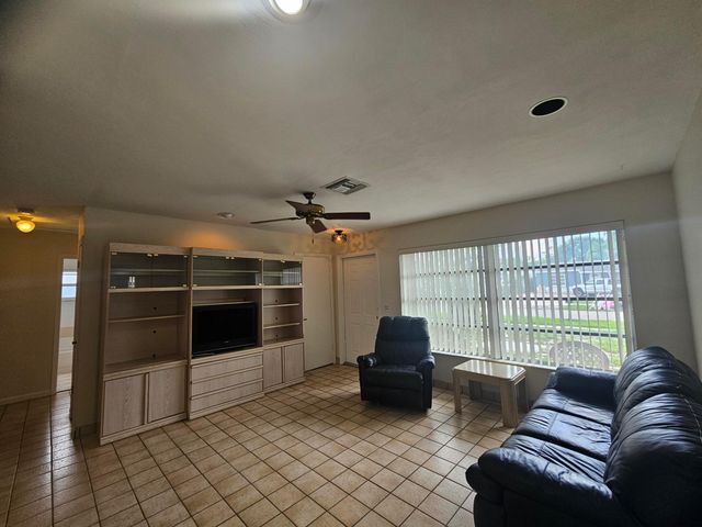 5531 S 37th Street, Greenacres, FL 33463