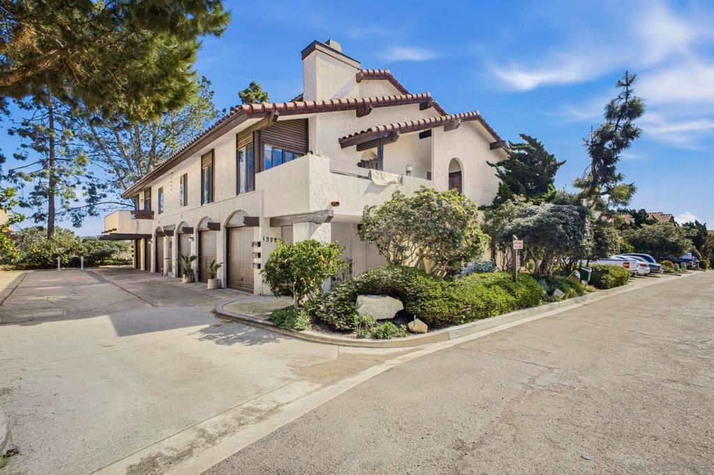 Image 2 of property listing at 13788 Ruette Le Parc D, Del Mar, CA 92014