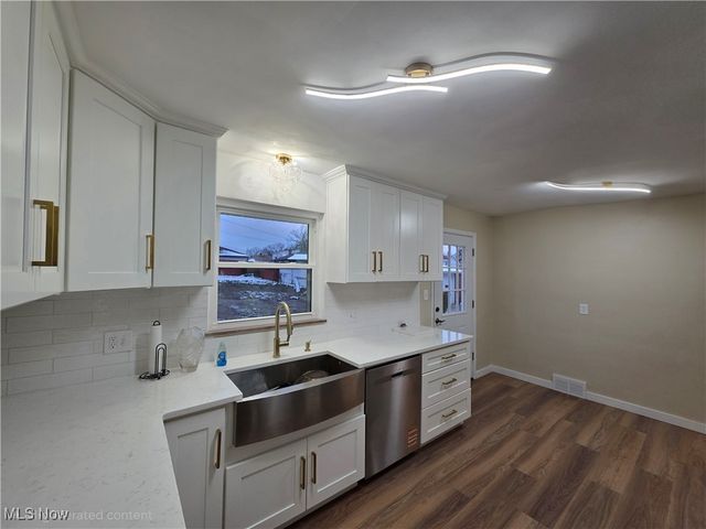 6660 State Road, Parma, OH 44134