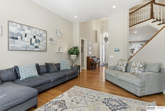 15733 Lake Street, Omaha, NE 68116