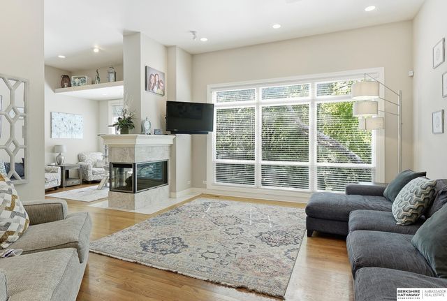 15733 Lake Street, Omaha, NE 68116