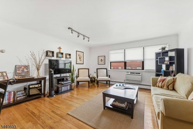 45 Hussa St 14, Linden City, NJ 07036