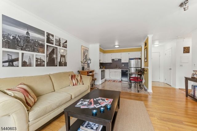 45 Hussa St 14, Linden City, NJ 07036