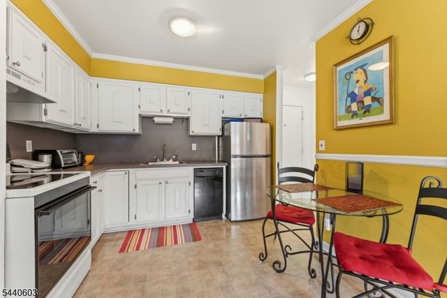 45 Hussa St 14, Linden City, NJ 07036