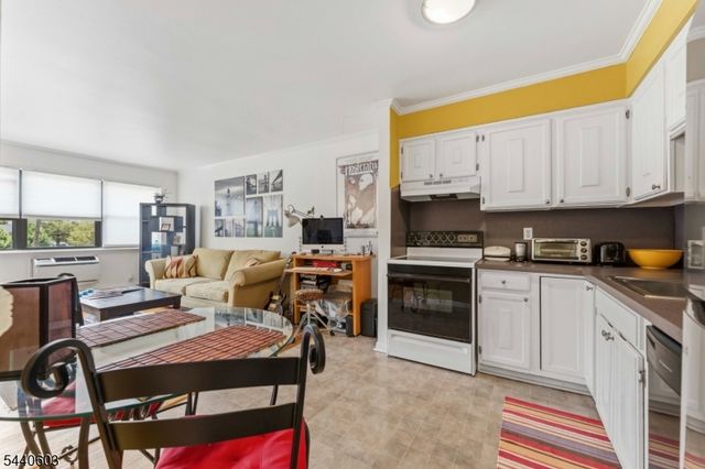 45 Hussa St 14, Linden City, NJ 07036