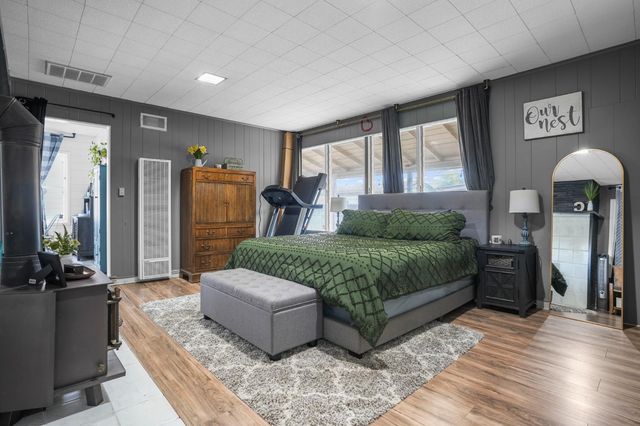 407 W H St, Oakdale, CA 95361