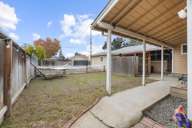 407 W H St, Oakdale, CA 95361