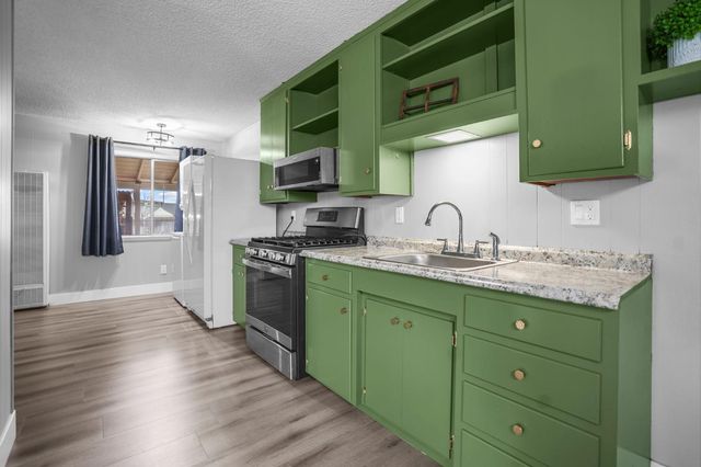 407 W H St, Oakdale, CA 95361