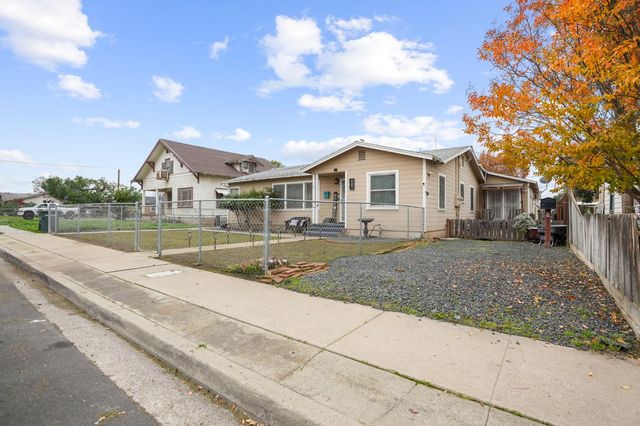 407 W H St, Oakdale, CA 95361