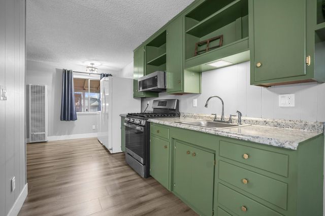 407 W H St, Oakdale, CA 95361