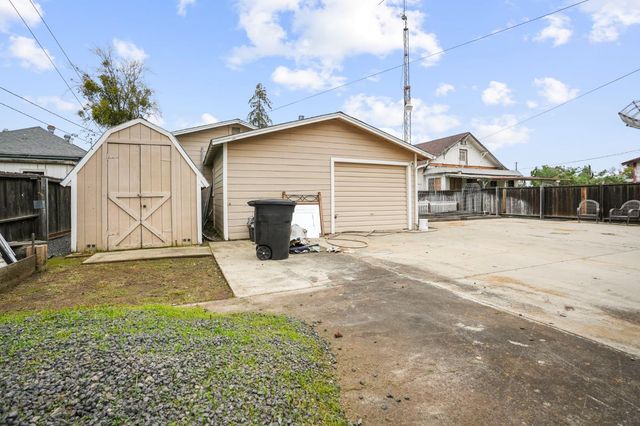 407 W H St, Oakdale, CA 95361