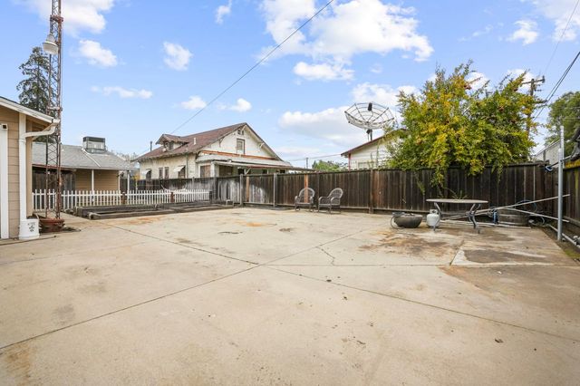407 W H St, Oakdale, CA 95361