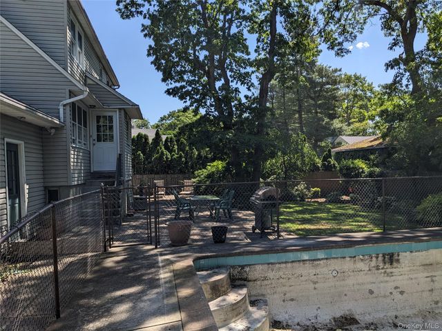 2 Rhode Island Avenue, Massapequa, NY 11758