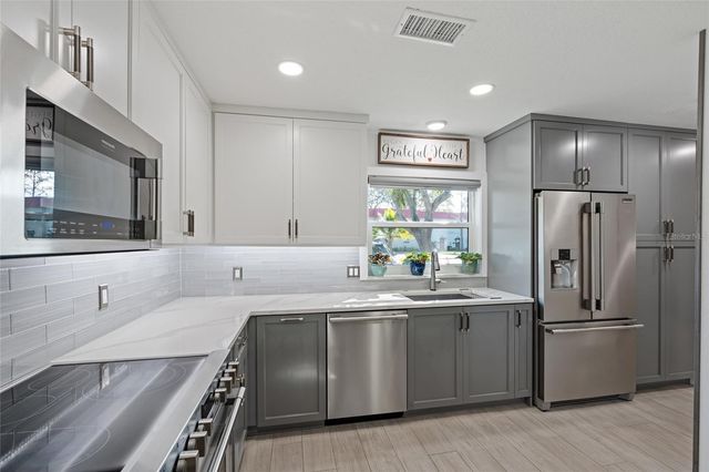 2700 BAYSHORE BOULEVARD 560, Dunedin, FL 34698