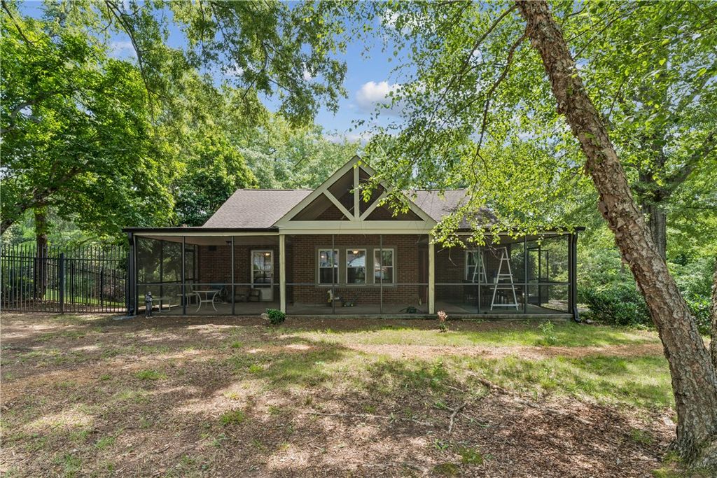 321 S Pine Street, Walhalla, SC 29691