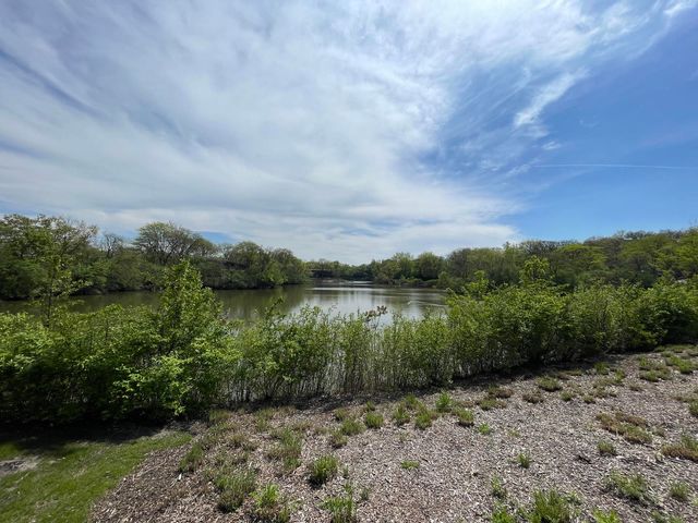 5544 E Lake Drive A, Lisle, IL 60532