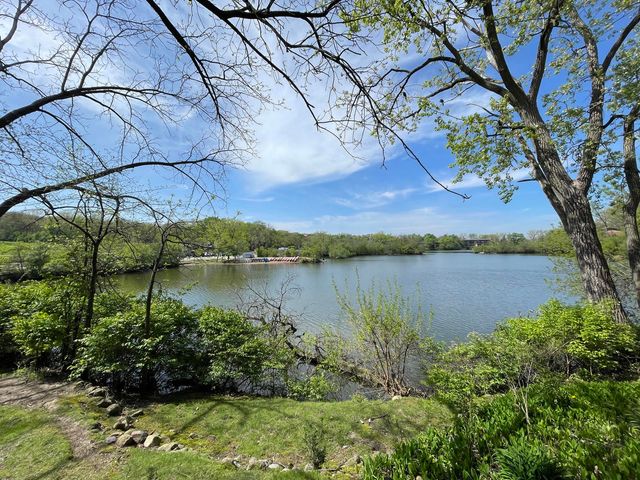 5544 E Lake Drive A, Lisle, IL 60532