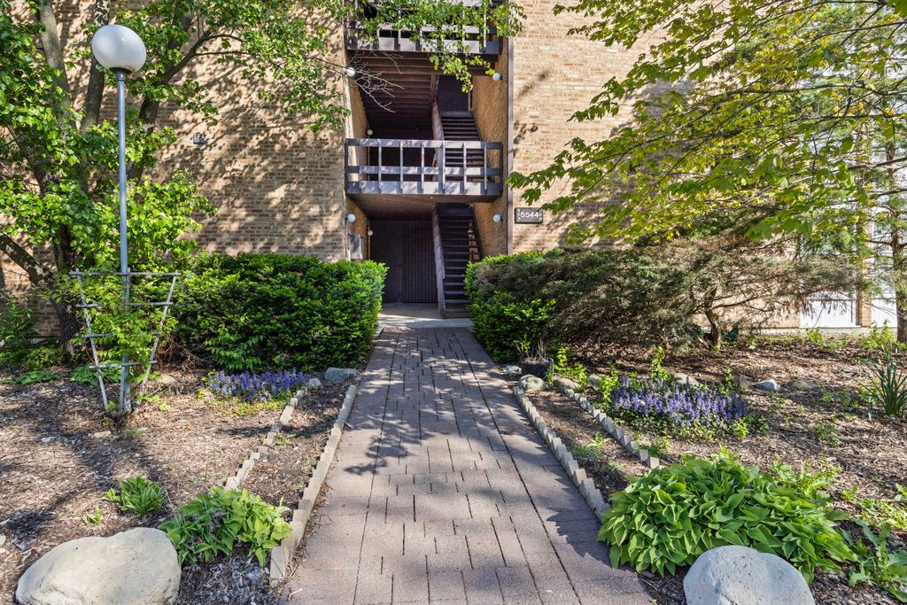 5544 E Lake Drive A, Lisle, IL 60532