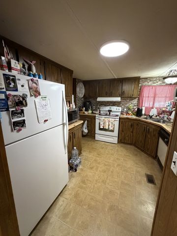 128 Hood Rd, Cottontown, TN 37048