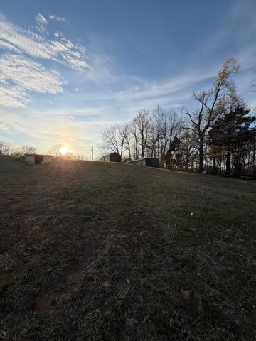 128 Hood Rd, Cottontown, TN 37048