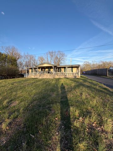 128 Hood Rd, Cottontown, TN 37048