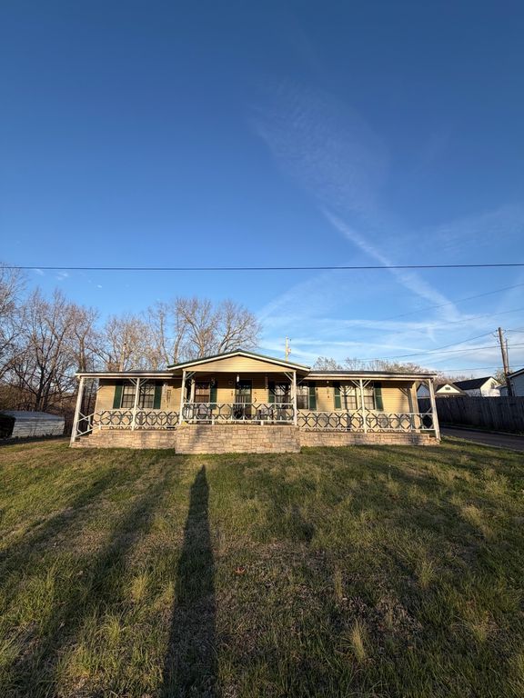 128 Hood Rd, Cottontown, TN 37048