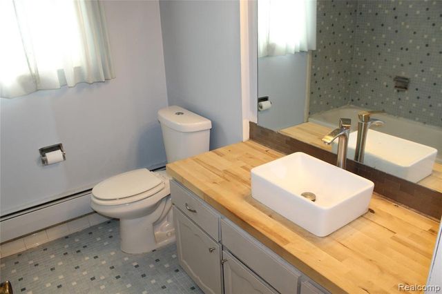 26309 W 7 Mile Road, Redford, MI 48240