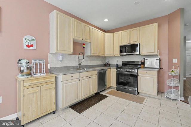 16 SHELLEY CIR, East Windsor, NJ 08520