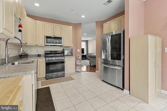 16 SHELLEY CIR, East Windsor, NJ 08520