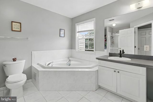 16 SHELLEY CIR, East Windsor, NJ 08520