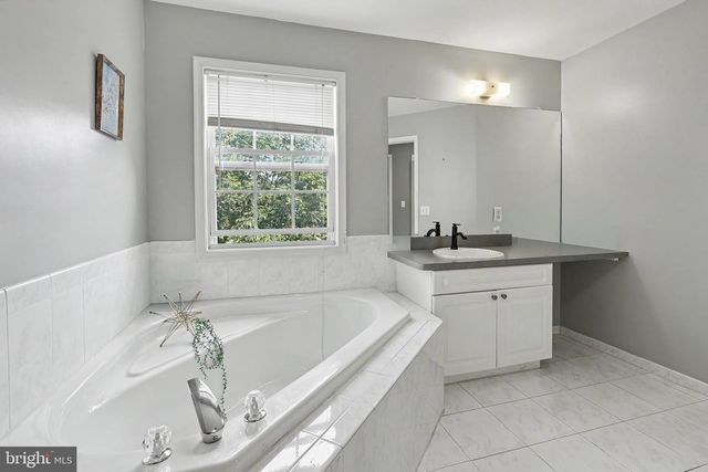 16 SHELLEY CIR, East Windsor, NJ 08520