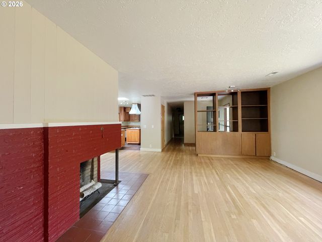 18100 BRYANT Rd, Lake Oswego, OR 97034
