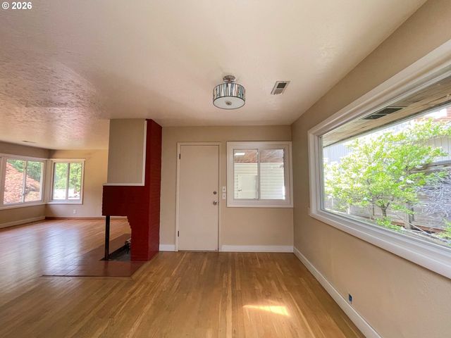 18100 BRYANT Rd, Lake Oswego, OR 97034