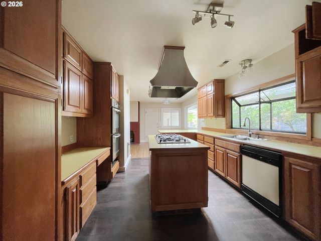 18100 BRYANT Rd, Lake Oswego, OR 97034