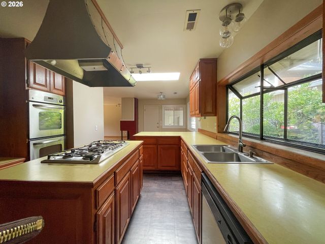 18100 BRYANT Rd, Lake Oswego, OR 97034