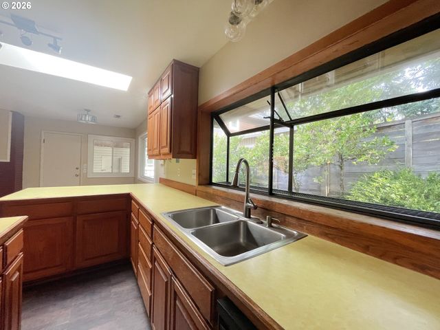 18100 BRYANT Rd, Lake Oswego, OR 97034