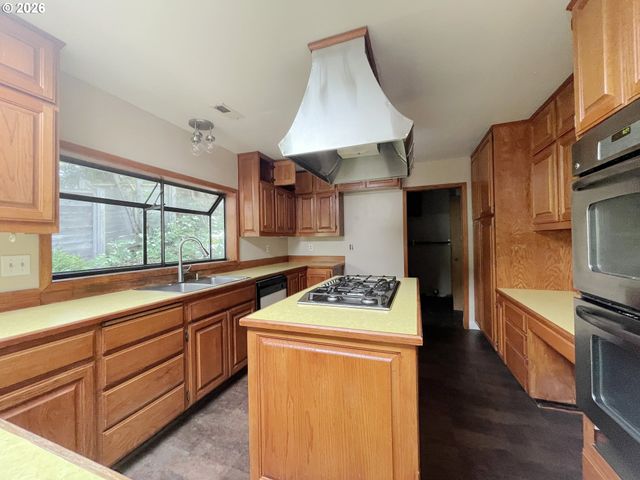 18100 BRYANT Rd, Lake Oswego, OR 97034