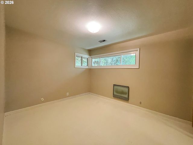 18100 BRYANT Rd, Lake Oswego, OR 97034