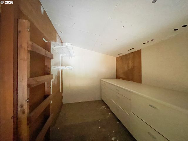 18100 BRYANT Rd, Lake Oswego, OR 97034