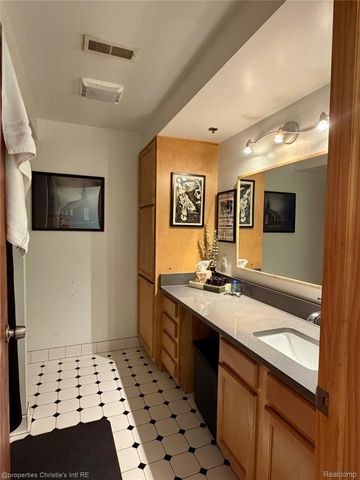 3434 RUSSELL Street 27-207, Detroit, MI 48207