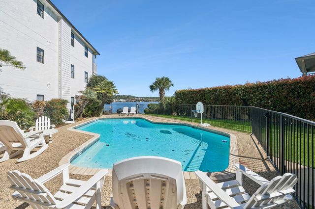 101 Island DR, Horseshoe Bay, TX 78657