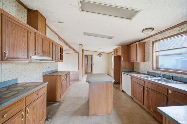 1504 HILLVIEW Drive, Pekin, IL 61554