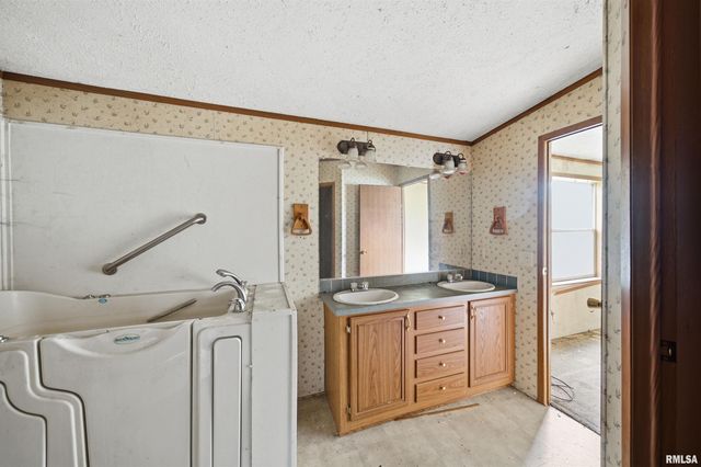 1504 HILLVIEW Drive, Pekin, IL 61554
